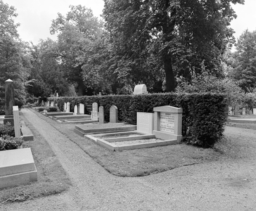 855995 Gezicht op een rij graven langs een pad op de 1e Algemene Begraafplaats Soestbergen (Gansstraat) te Utrecht.